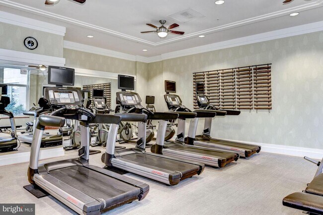 Foto del edificio - 8220 Crestwood Heights Dr