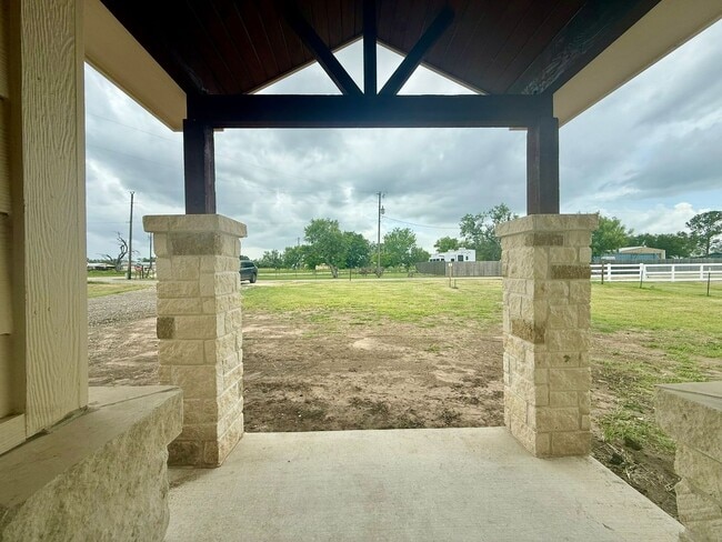 Building Photo - 1075 County Rd 678 E Natalia, TX 78059