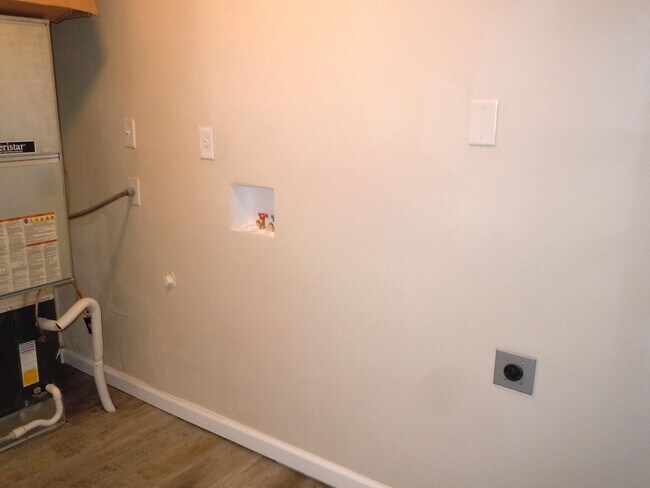 Foto del edificio - Two Bedroom Home with Utility Room off Kitchen and a Garage!!