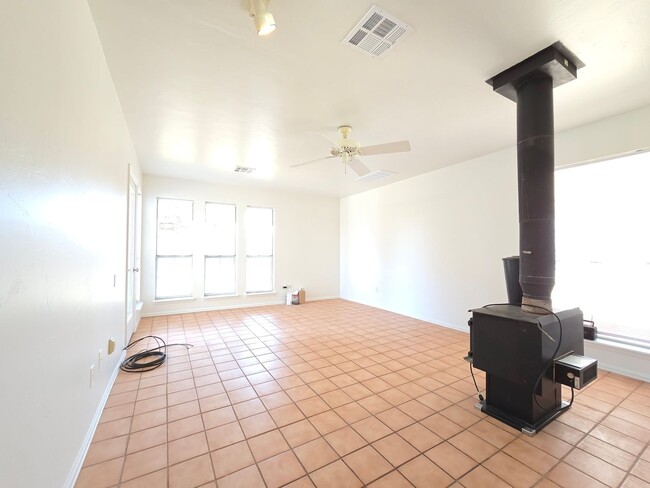 Foto del edificio - Remodeled 3 bed 2 bath home in Asher!