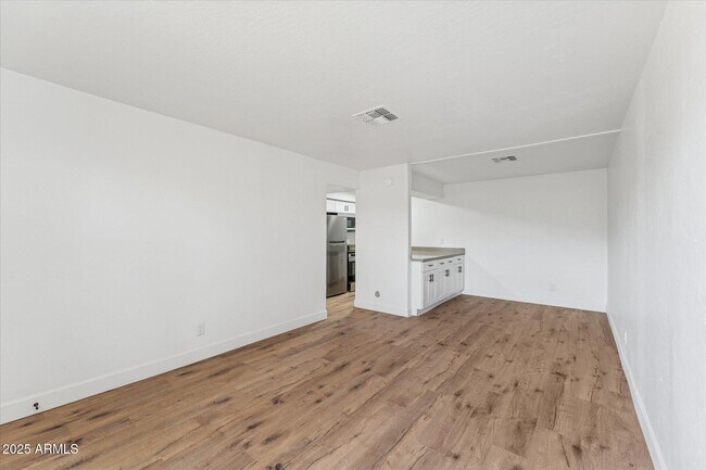 Foto del edificio - 2739 E Tamarisk Ave