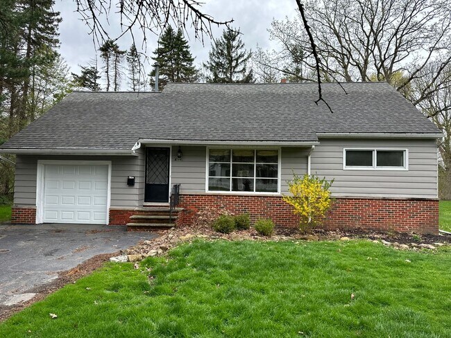 Building Photo - Beautiful house with Mentor charm!