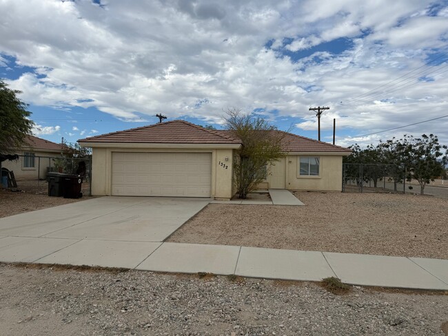 Foto del edificio - 1332 Persimmon Ave