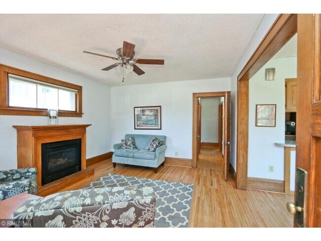 Foto del edificio - June Move In~ Huge 6 Bedroom ! Walk to Ham...
