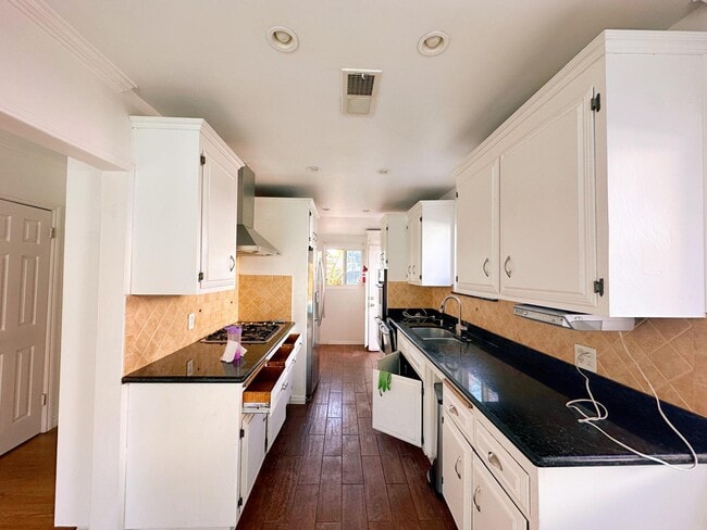 Cocina limpia y espaciosa - 6500 Whitaker Ave