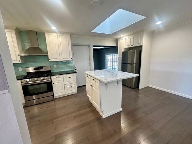 Building Photo - Newly Updated 3 Bedroom 2 Bathroom!