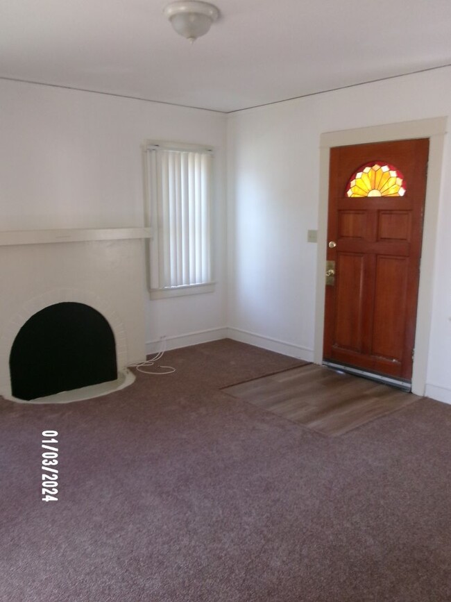 Building Photo - 2 BEDROOM HOUSE LOCATED IN MID TOWN VENTURA