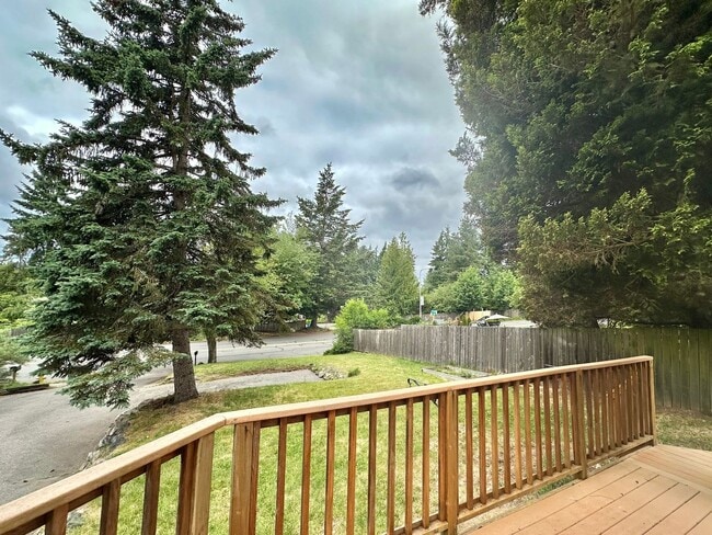 Building Photo - Charming 2-Bedroom, 2- bathroom Home with Bonus Space & Prime Shoreline Location