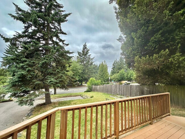 Foto del edificio - Charming 2-Bedroom, 2- bathroom Home with Bonus Space & Prime Shoreline Location