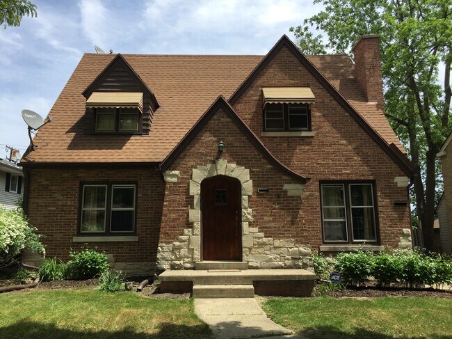 Foto del edificio - 2358 N 114th St Unit A