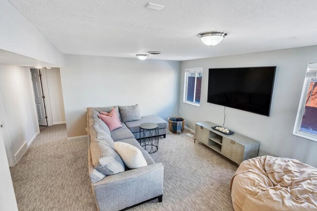 Building Photo - Fully Furnished 5 Bed/3 Bath in Lehi