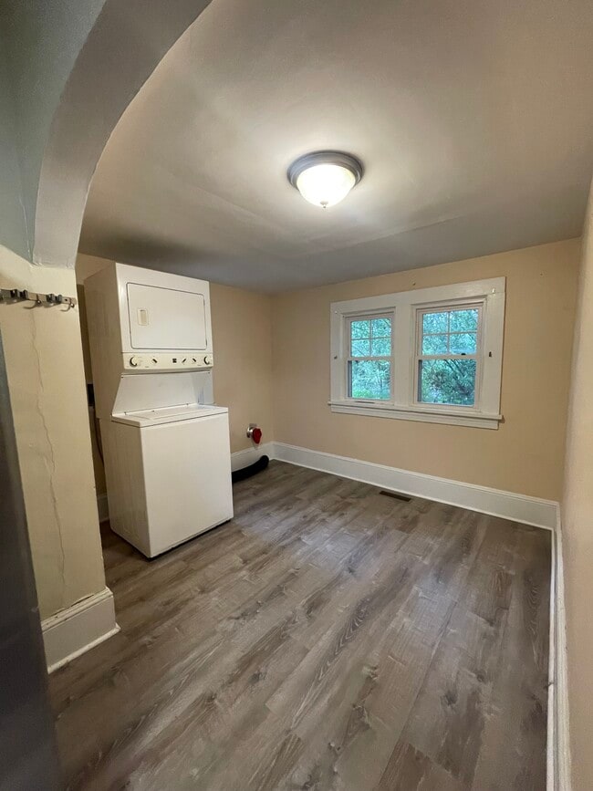 Photo - 421 Duke St SW House