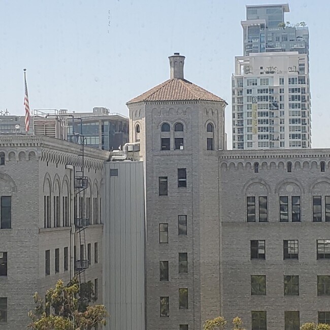 Building Photo - 600 W 9th St