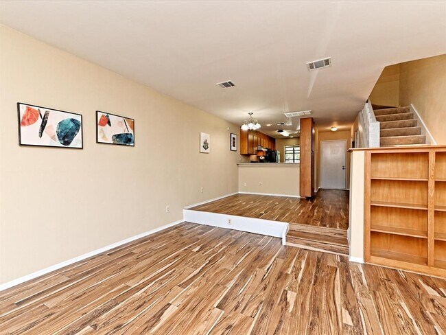 Foto del edificio - 7122 Wood Hollow Dr