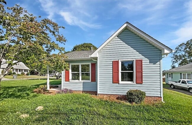Building Photo - 1755 Perfection Ave