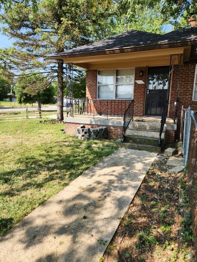 Building Photo - 1604 N Riley Ave