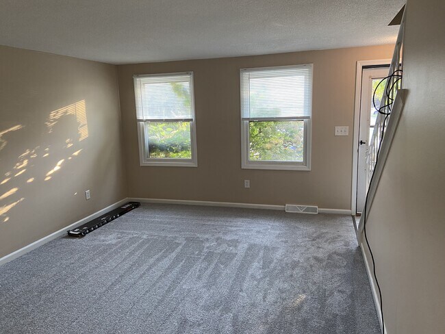 Building Photo - 109 Creekside Dr