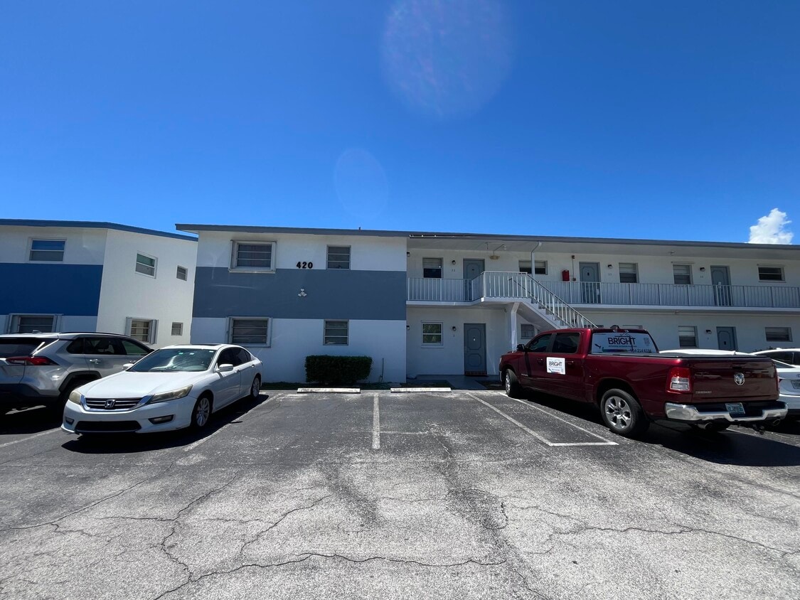 Primary Photo - 420 W Palm St