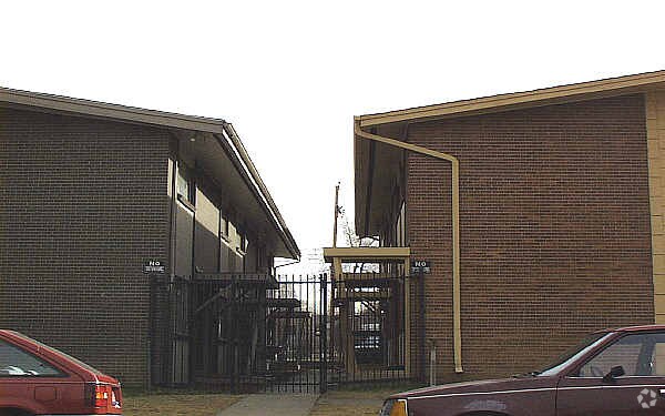Side View - 1628-1652 Chester St