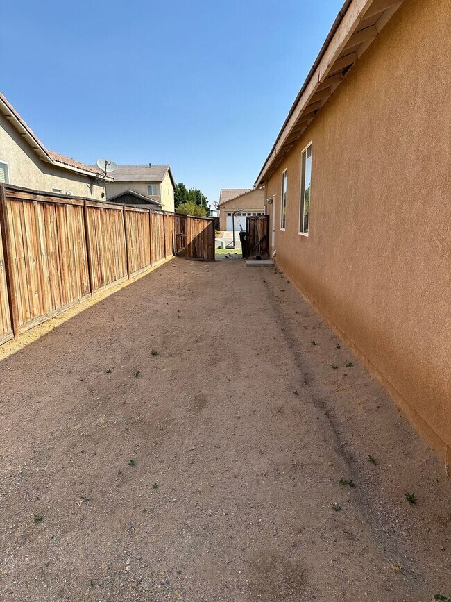 Foto del edificio - 4 BEDROOM HOME + OFFICE IN VICTORVILLE