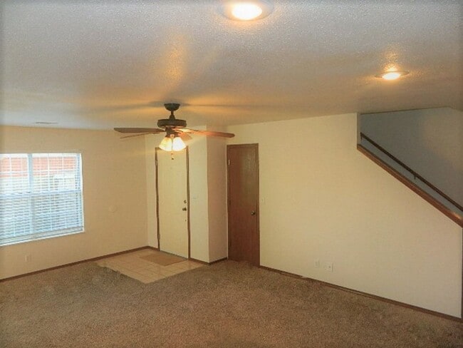 Building Photo - 822-824 N. Daisy Ln