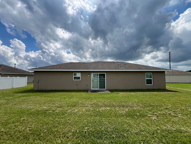 Foto del edificio - INCREDIBLE 3 Bedroom, 2 Bathroom Home in O...