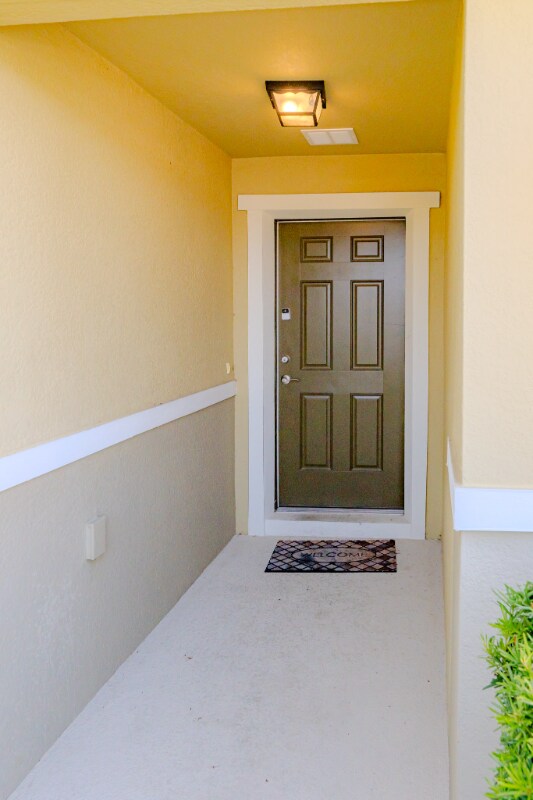 Building Photo - 275 Lake Lucerne Way