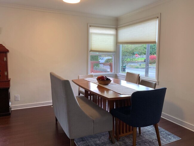 Building Photo - Charming and Convenient Home Rental with M...