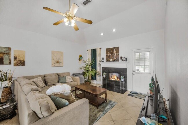 Building Photo - 2430 Raintree Village Dr