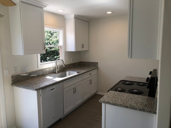 Kitchen - 631 S Glassell St