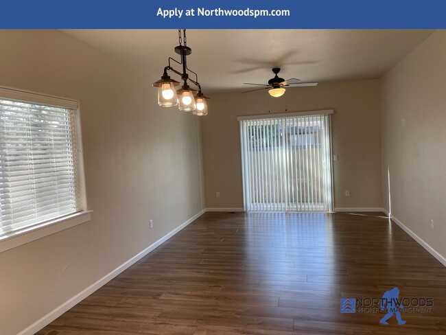 Building Photo - Beautiful Newer Build 1855 Square Foot 3 B...