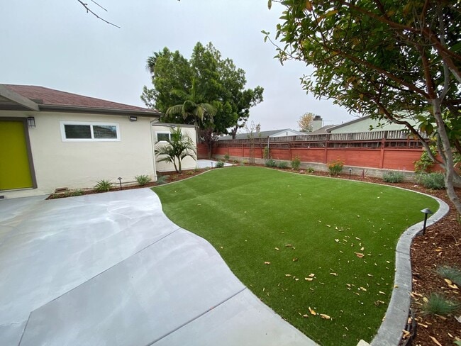 Foto del edificio - 7 BD, 3 BR. Spacious Yard!!