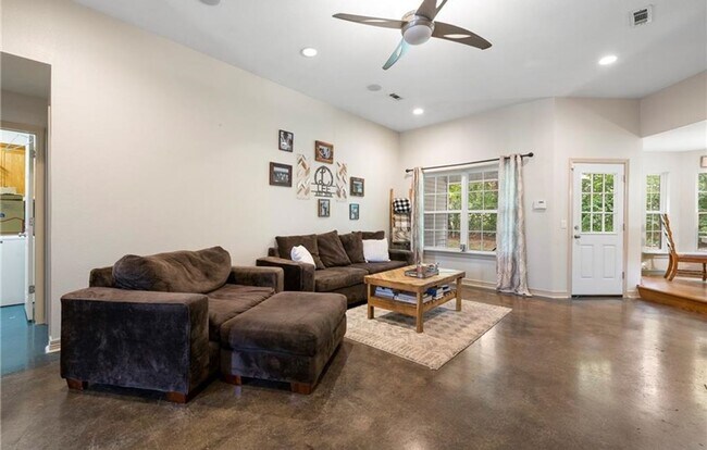 Foto del edificio - Luxurious 3/ 2 home for rent!