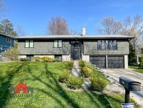 Building Photo - 910 Pine Ridge Dr