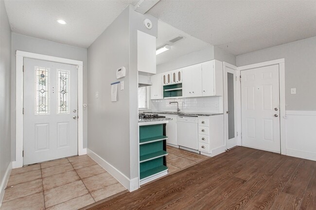 Building Photo - 2121 Travis Dr