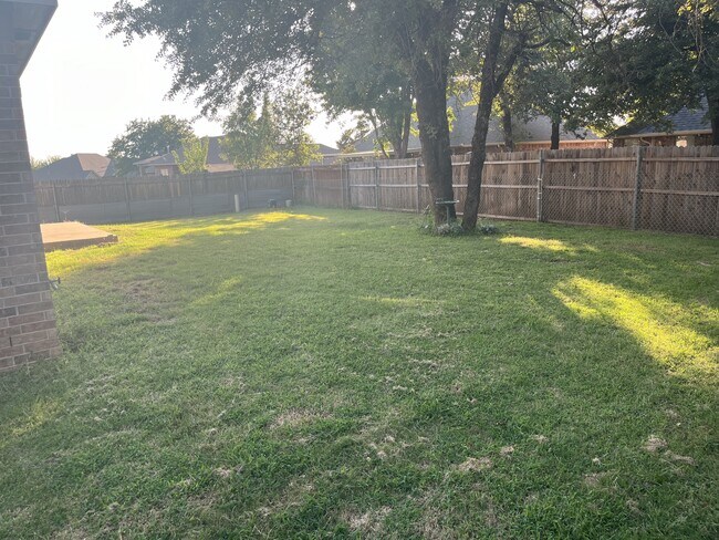 Building Photo - 13123 Red Oak Dr