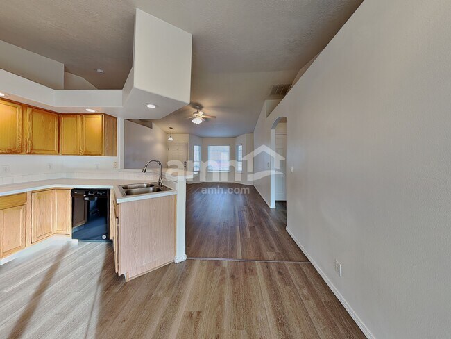 Foto del edificio - 1149 N Caterpillar Ave