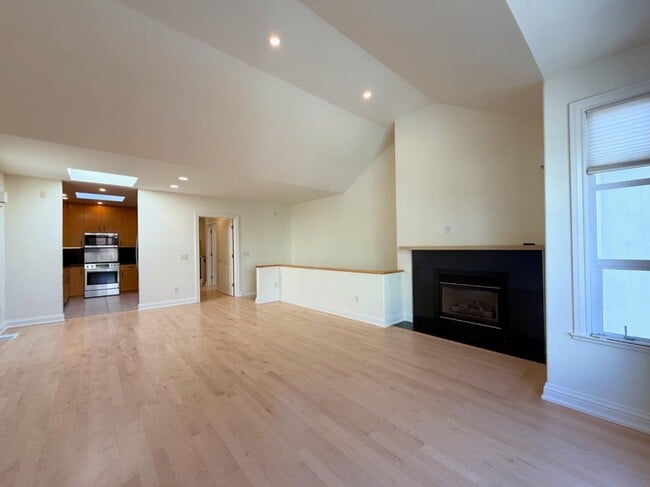 Building Photo - 85 Rousseau St