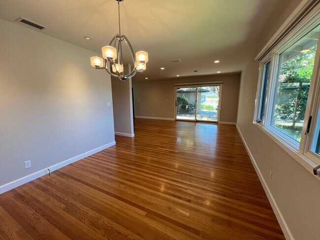 Building Photo - Spacious, Charming 4BD/2BA Home in Cozy Su...