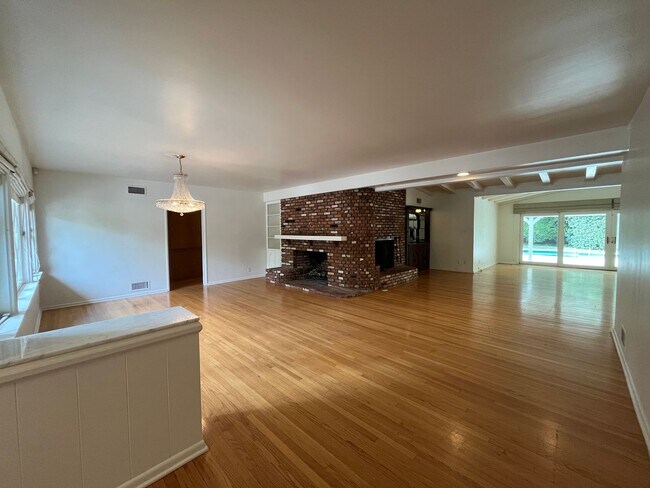 Foto del edificio - Encino 3+3 w/gated entry, pool + solar panels!