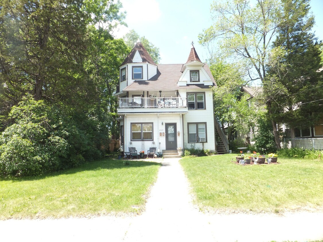 Victorian House Built in 1900 - 4549 Lincoln Ave
