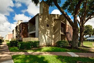 Building Photo - 16111 Aspenglen Dr