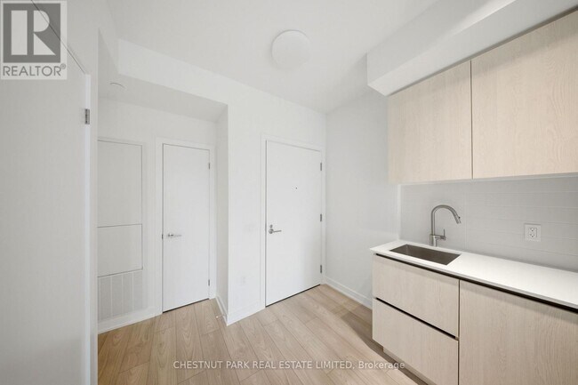 Photo du bâtiment - 110 Broadway Ave
