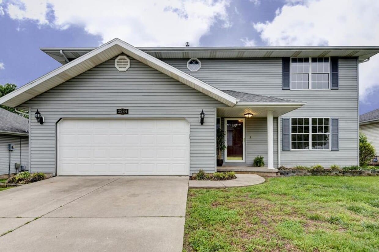 Foto principal - Beautiful 2 story, 5 bedroom, 3 bath home ...