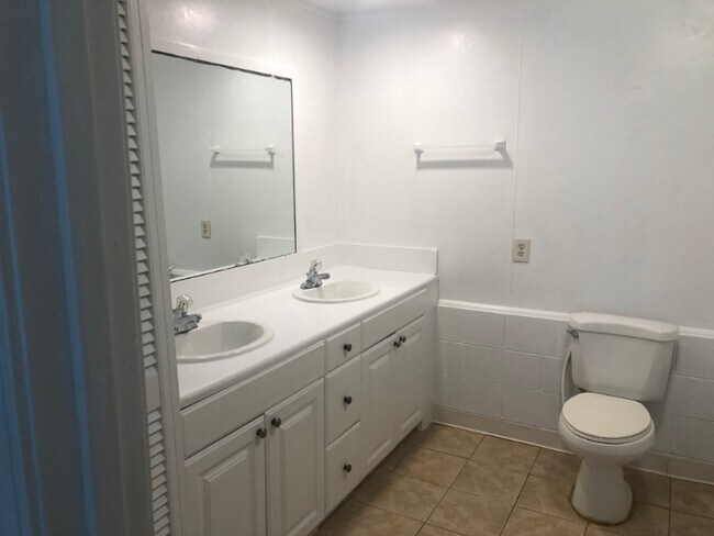 Foto del edificio - 165 Five Ponds Ln