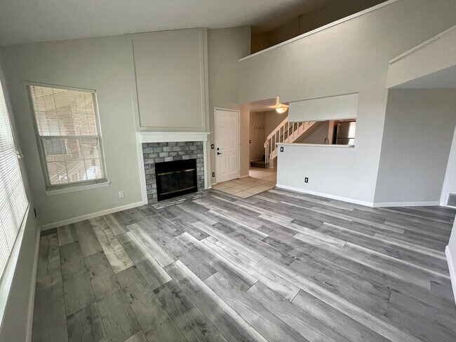 Foto del edificio - $0 DEPOSIT OPTION. BRIGHT AND AIRY TWO BED...