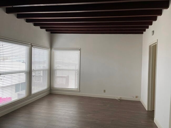 Photo - 219 30th St Apartments