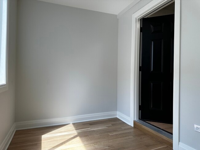 Building Photo - 869 N Hermitage Ave