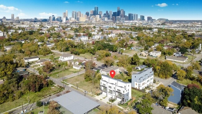 Building Photo - 3233 Tuam St