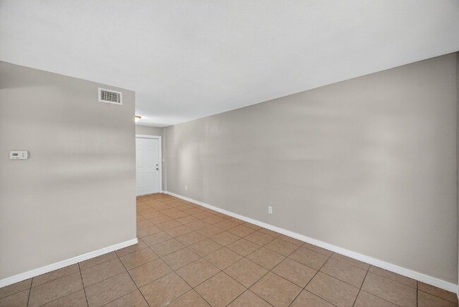 Foto del edificio - Updated 2 bedroom St. Pete Apartment with Modern Finishes, Private Porch & Utilities Included
